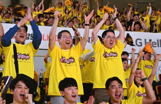 조주완 LG전자 최고경영자(CEO) 사장(왼쪽 두 번째)이 지난 9일 경남 창원 실내체육관에서 열린 2024-2025 KCC 프로농구 챔피언결정3차전 홈 경기에서 응원하는 모습.[LG전자 제공. 재판매 및 DB 금지]