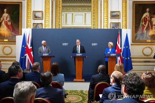 기자회견 하는 EU·영국 정상들