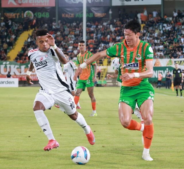 정규리그 6호골을 작성한 황의조(오른쪽)