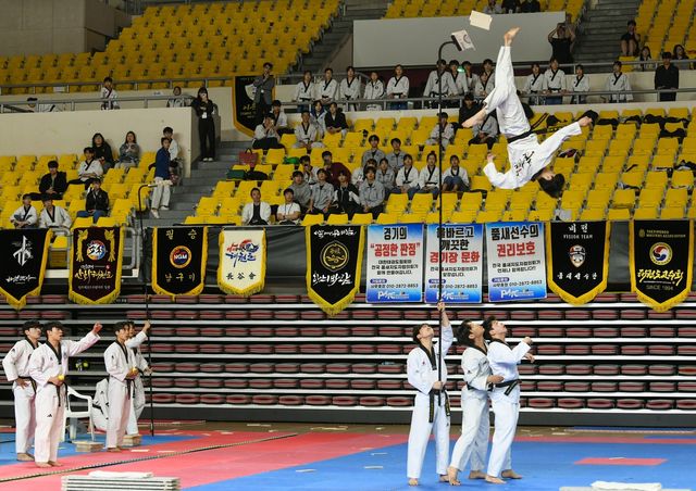 백석대 태권도시범단의 시범 모습