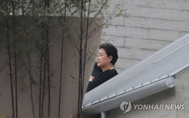 사저에서 이동하는 김정숙 여사