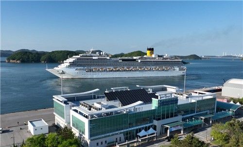 지난해 코스타세레나호가 대산항을 떠나는 모습