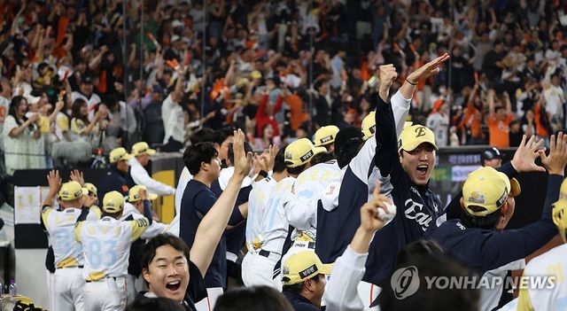9회 말 동점에 환호하는 한화