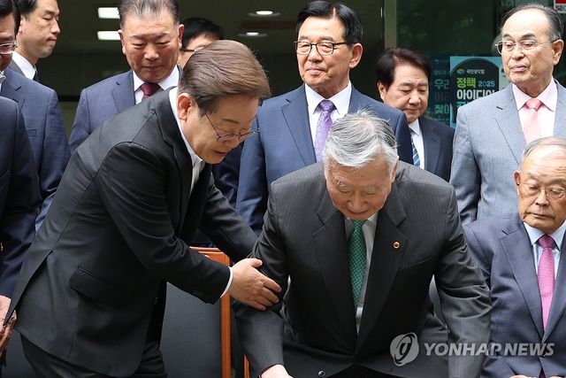 이중근 대한노인회장 부축하는 이재명 대선 후보