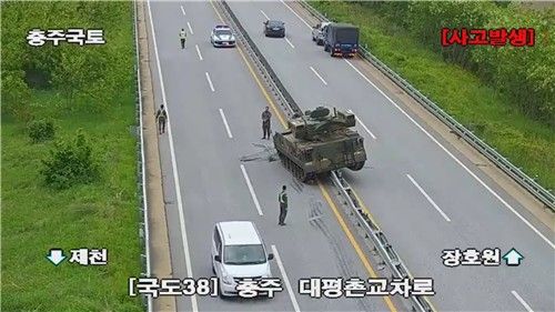 중앙분리대에 올라탄 장갑차