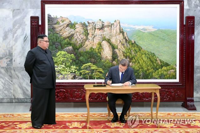 2차 남북정상회담 방명록 쓰는 문재인 대통령
