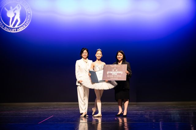서울발레콩쿠르 대상에 조수민(가운데)