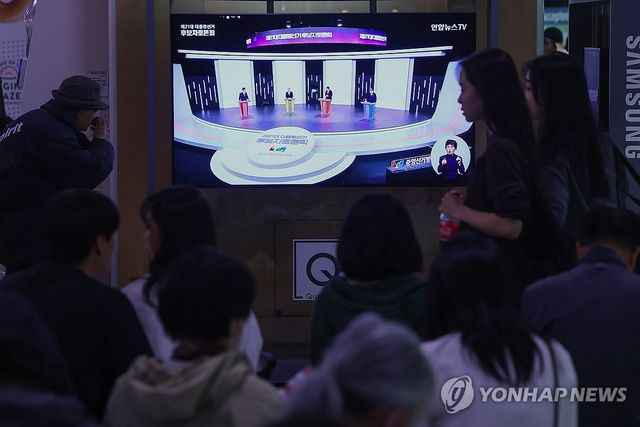 서울역에 흘러나오는 대선 1차 후보자 토론회 중계방송