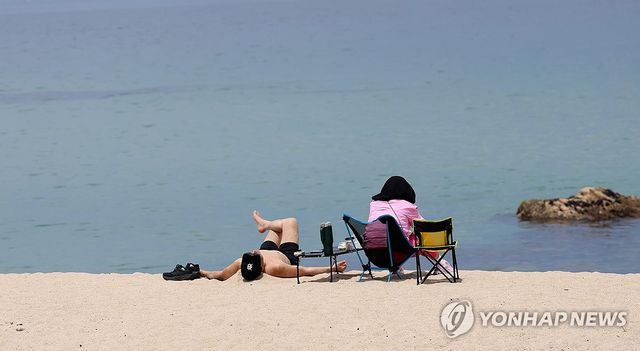 일광욕하기 좋은 여름 같은 해변