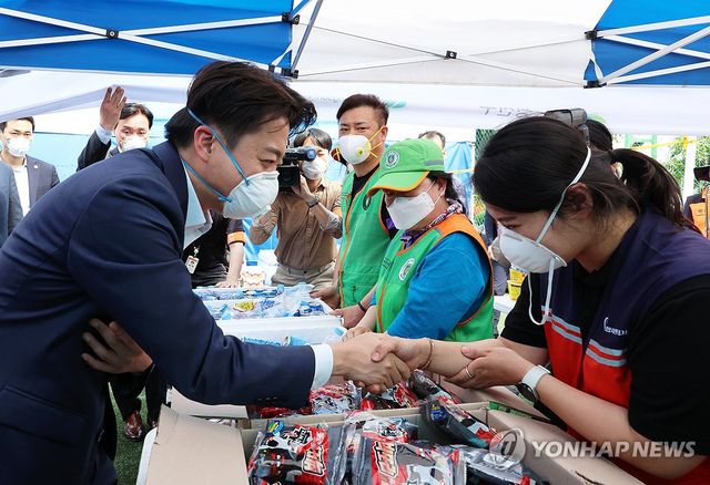 자원봉사자 손 잡은 이준석 후보