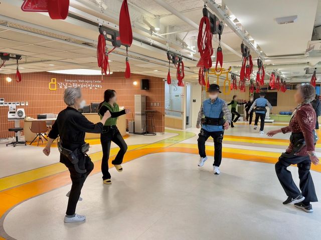 웨어러블 로봇을 착용하고 걷는 구민들