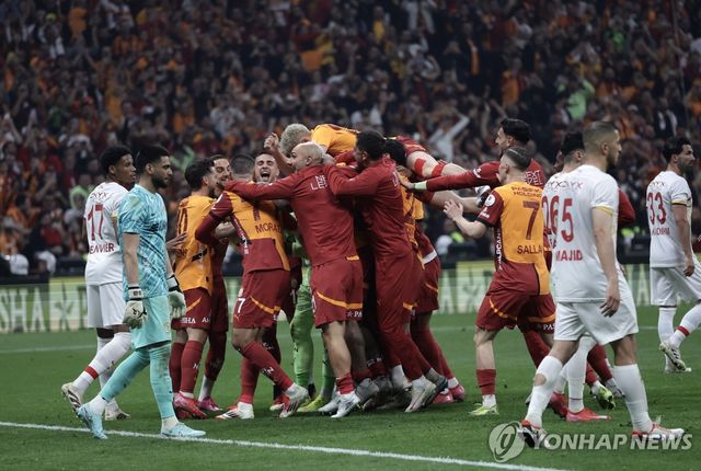 정규리그 조기 우승을 기뻐하는 갈라타사라이 선수들