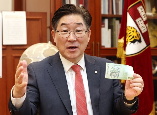 고려대 김동원(65) 총장은 개교 120주년을 맞아 14일 이뤄진 연합뉴스와 인터뷰에서 1만원권 뒷면에 자리한 국보 혼천의를 소개했다. 최근 미국 예일대 미술관과 자연사 박물관을 방문했다는 김 총장은 "유물을 보니 대학을 순위로만 판단해서는 안 된다고 느꼈다"며 "고려대 박물관은 혼천의 등 국보 4점을 포함해 국내 최고 수준의 유물들을 보유하고 있다"고 말했다. [촬영 서명곤]