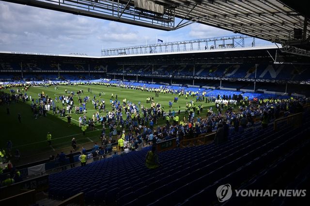 에버턴의 마지막 홈 경기가 끝난 뒤 구디슨 파크 잔디로 몰려나온 관중들