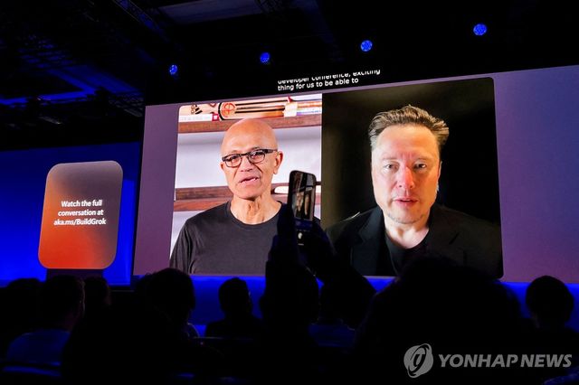 사티아 나델라 MS CEO(왼쪽)와 일론 머스크 영상 대화
