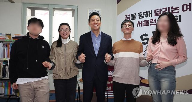 기념촬영하는 오세훈 서울시장