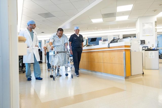 방광 이식 수술을 받은 오스카 라라인자르(중간)와 니마 나시리(왼쪽) 박사, 인더비르 길(오른쪽) 박사. [UCLA 홈페이지 캡쳐. 재판매 및 DB 금지]