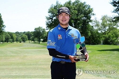 우승 트로피를 든 김성현.