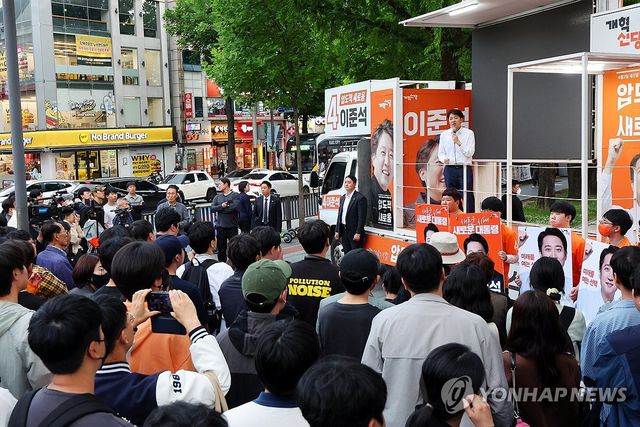 전남대 찾아 유세하는 이준석 후보