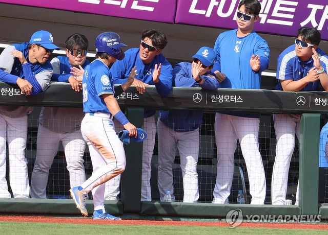 김헌곤의 좌전 2루타, 득점하는 김성윤