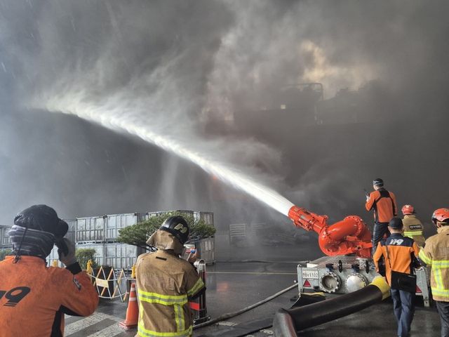 광주 타이어공장 화재 현장에 대용량포 방사시스템 투입