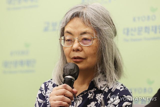 질문에 답하는 다와다 요코 작가