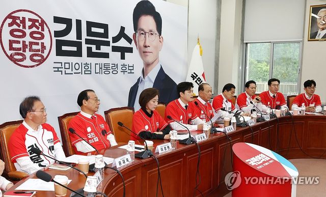 중앙선대위 회의에서 발언하는 김용태 비대위원장