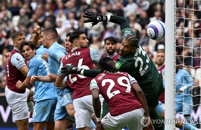 노팅엄과 웨스트햄의 경기 장면