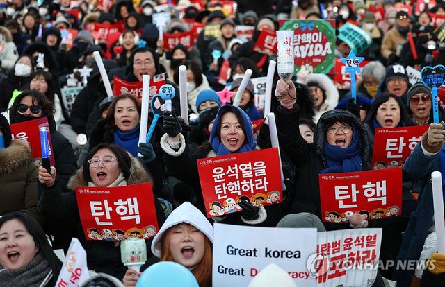 탄핵안 가결 소식에 환호하는 시민들
