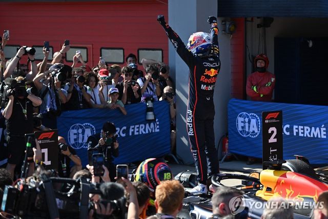 머신 위에서 우승을 기뻐하는 막스 페르스타펀