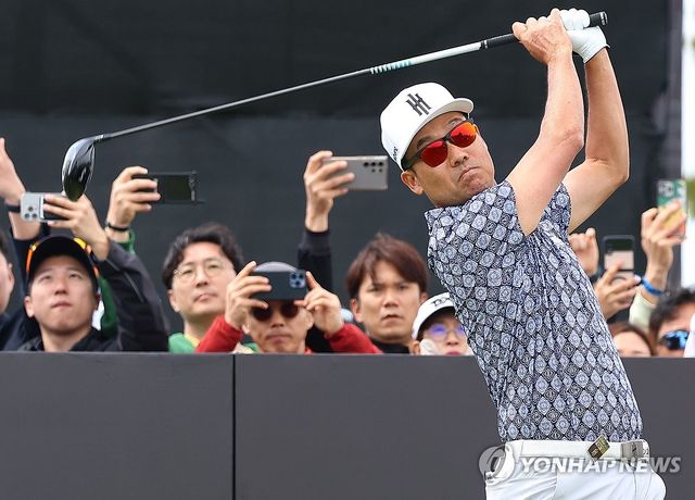 티샷하는 케빈 나