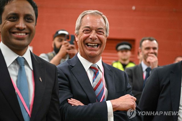 2일 보궐선거 승리 후 활짝 웃는 영국개혁당 패라지 대표