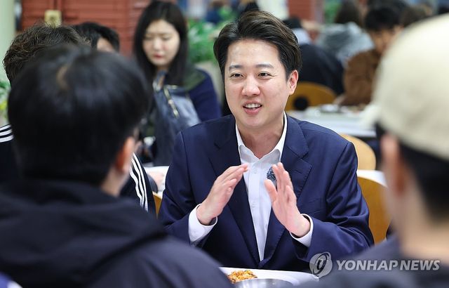 학생들과 진지한 대화 이어가는 이준석 후보