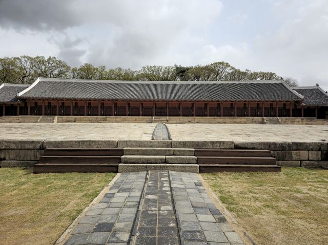 보수공사를 마친 종묘 정전 전경