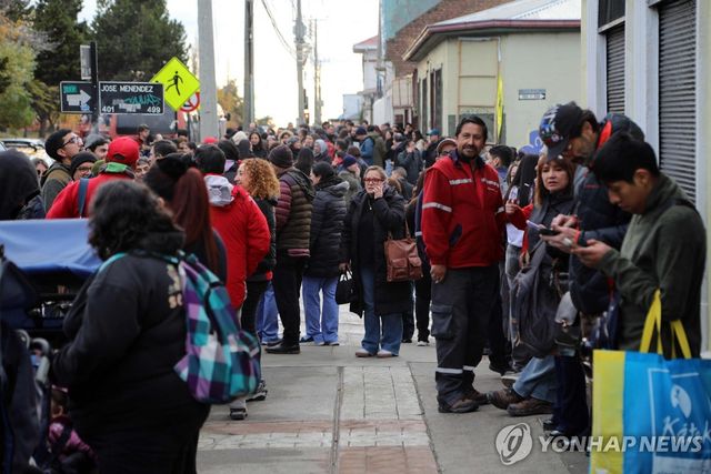 '강진' 건물 밖으로 나온 칠레 주민과 관광객