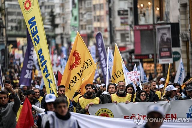 1일(현지시간) 노동절을 맞아 튀르키예 이스탄불에서 열린 집회