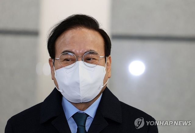 취재진 바라보는 서거석 전북교육감