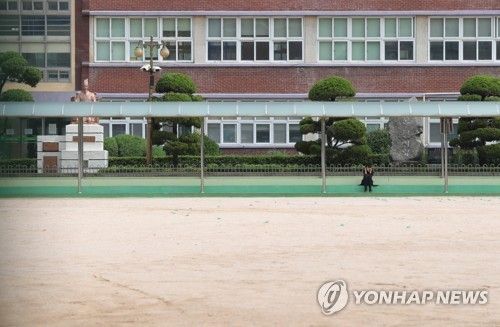 텅 빈 운동장(기사와 직접 관련 없음)