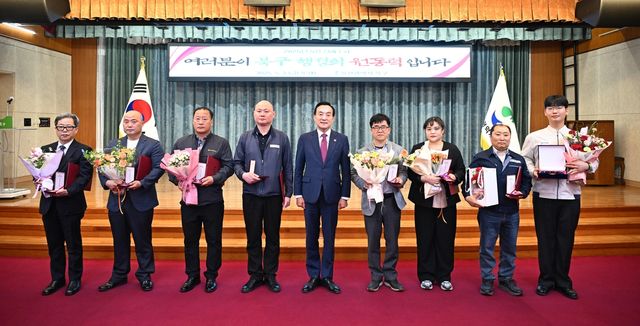 심폐소생술로 동료 생명 구한 권정일 씨(오른쪽에서 첫번째)