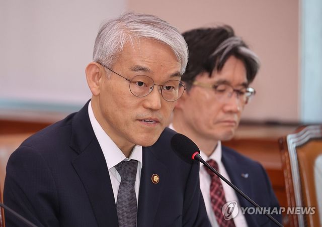 답하는 천대엽 법원행정처장