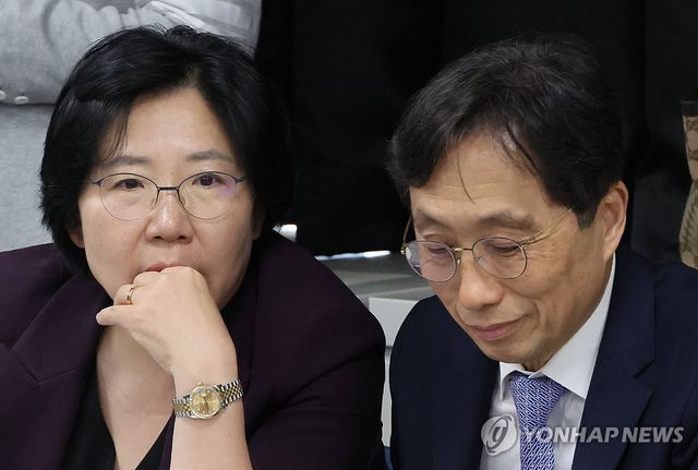 대화하는 김홍순 교육부 의대교육지원관과 이종태 한국의과대학 이사장