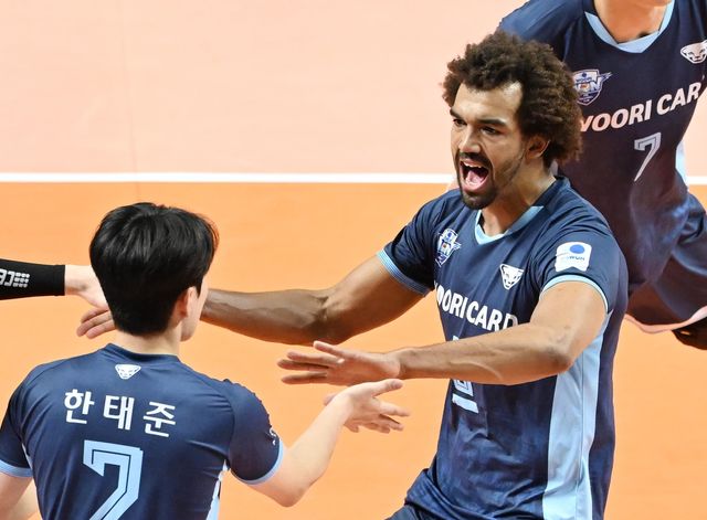 우리카드에서 뛴 외국인 선수 아히(오른쪽)