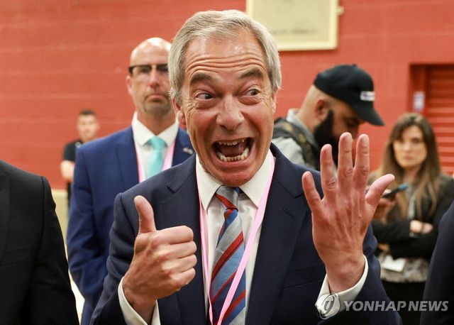 6표 차로 승리한 런콘 하원의원 보궐선거에서 패라지 대표가 기뻐하고 있다