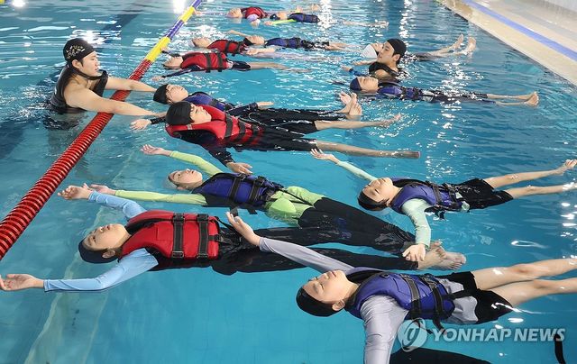 생존수영법 배우는 초등학생들