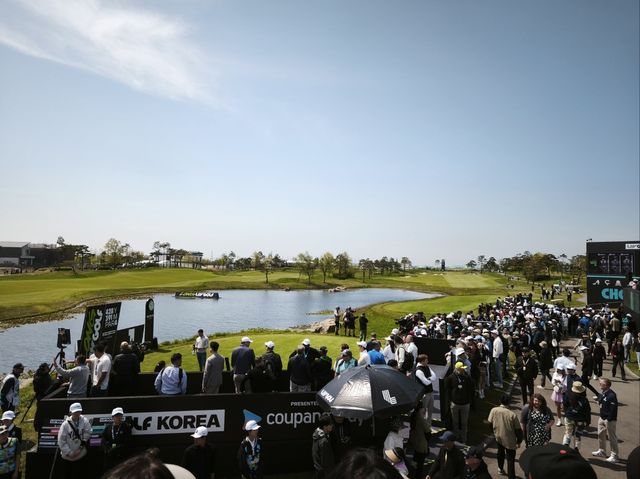 1번홀 티샷 전에 모인 갤러리들의 모습. 