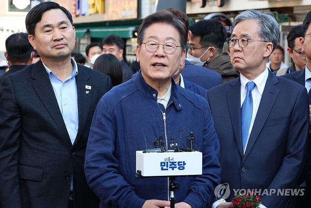 취재진 질문에 답하는 이재명 후보