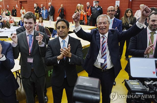 영국개혁당 후보의 보궐선거 승리에 기뻐하는 패라지 대표