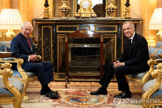 3월 17일 버킹엄궁에서 만난 찰스 3세와 카니 캐나다 총리