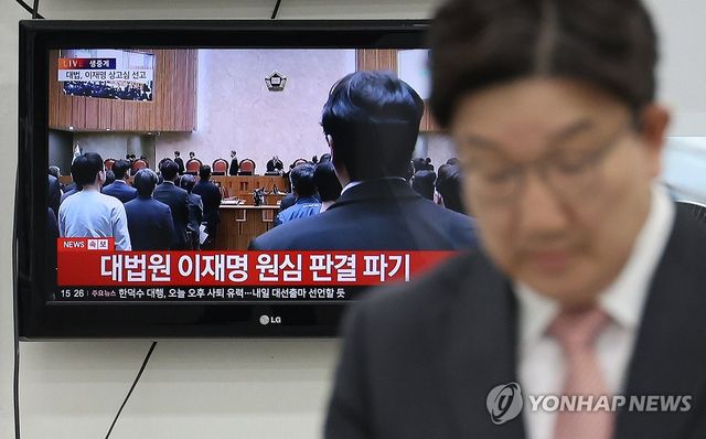 이재명 후보 상고심 선고 후 밖으로 나서는 권성동 원내대표