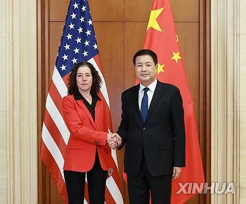 바이든정부 때인 2024년 미측과 회담한 왕샤오훙(오른쪽) 